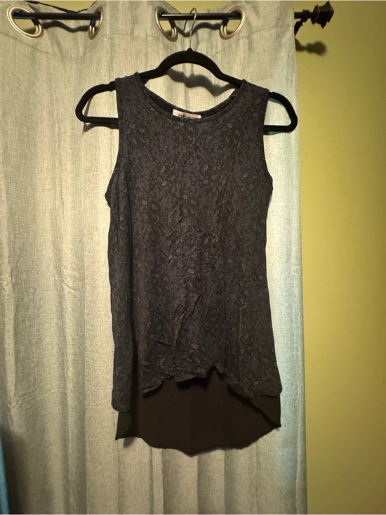 Rose & Olive Tops - Rose & Olive navy Floral sleeveless Tee